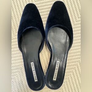 Manolo Blahnik navy velvet mule